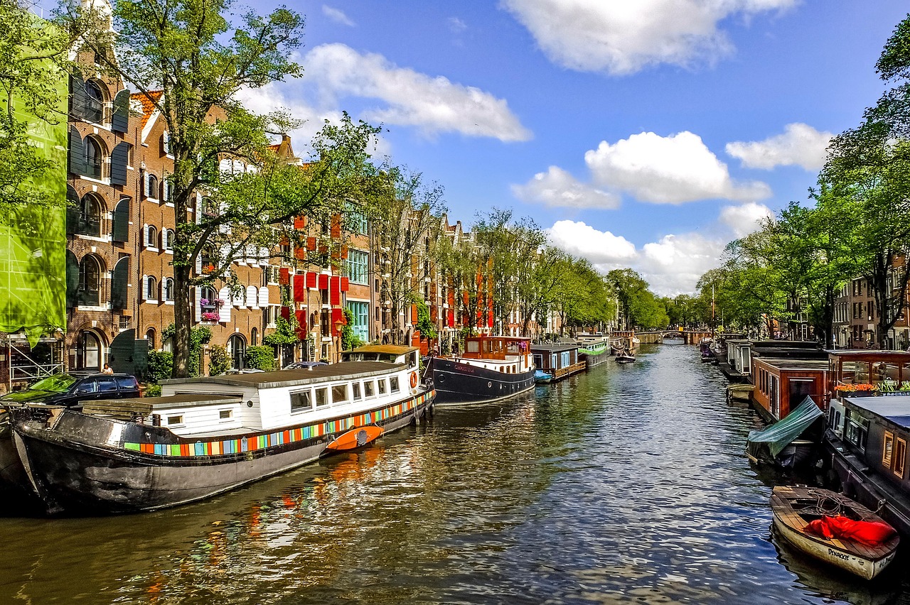 Casas flotantes y barcas amarradas en un canal residencial de Ámsterdam